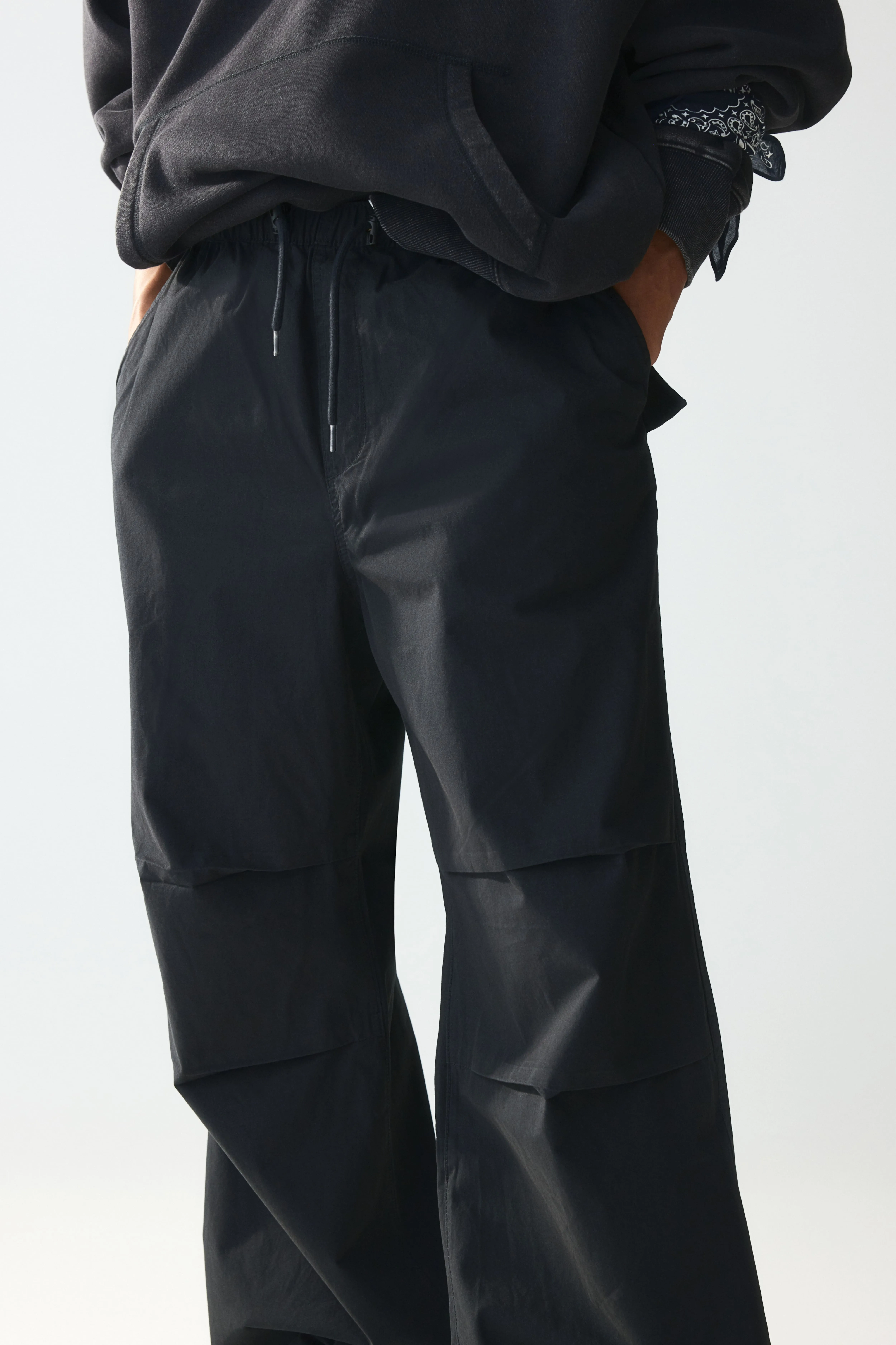 Loose Fit Parachute trousers - Regular waist - Long - Black - Men | H&M GB