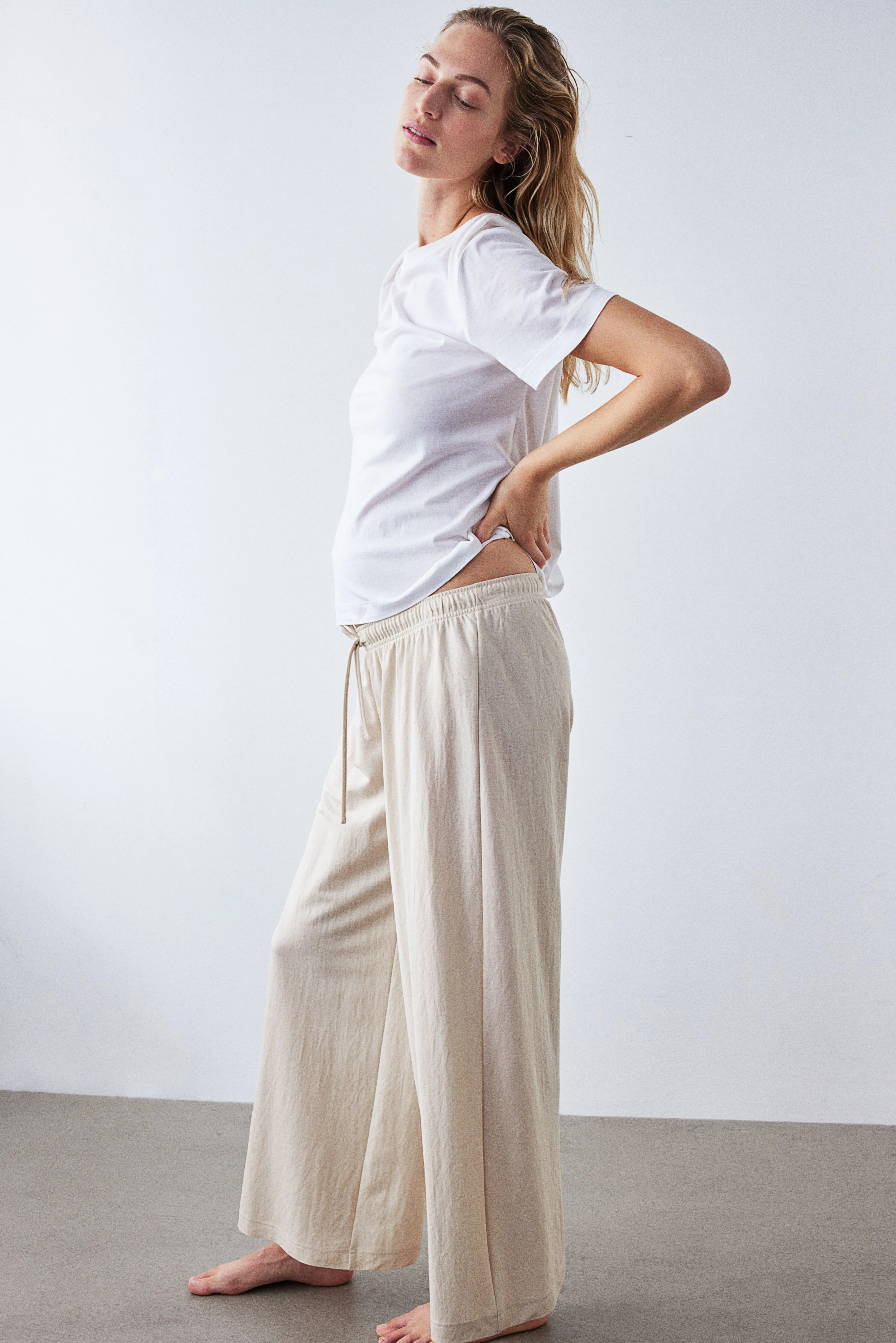 MAMA Loose-fit trousers - Regular waist - Long - Light beige - Ladies | H&M GB